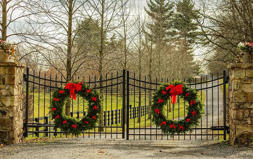 31 Best Christmas decorations on Fences ideas | christmas decorations,  christmas, christmas holidays